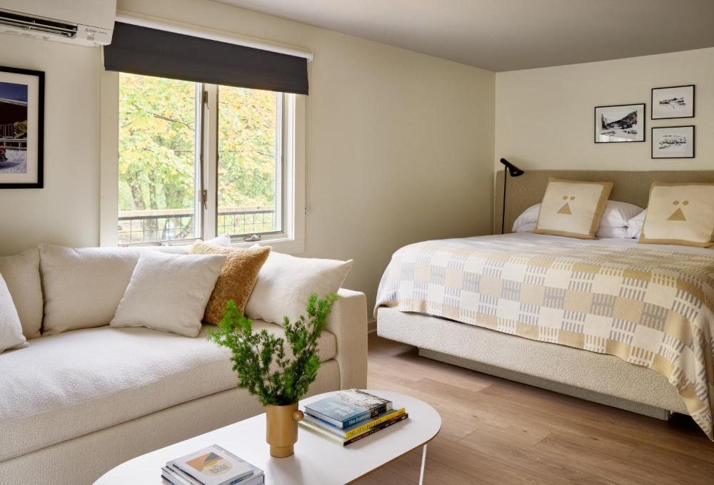 King Jr. Suite interior